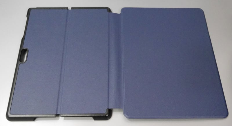 見た目は一般的な保護ケースだ。今回は購入したブルーのほかにブラックもある
