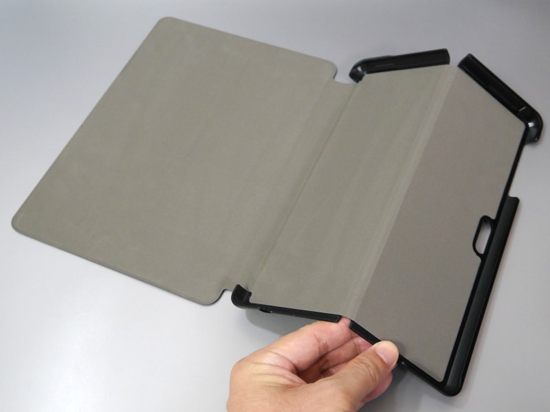 内側はマイクロファイバー素材。iPad向けの類似製品と異なり、キックスタンドを覆う部分が折れ曲がるのが特徴