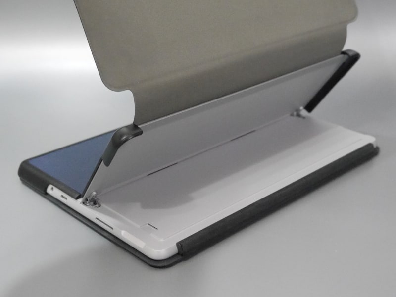 キックスタンドの隅にはめ込んで固定することで開閉と連動する仕組み