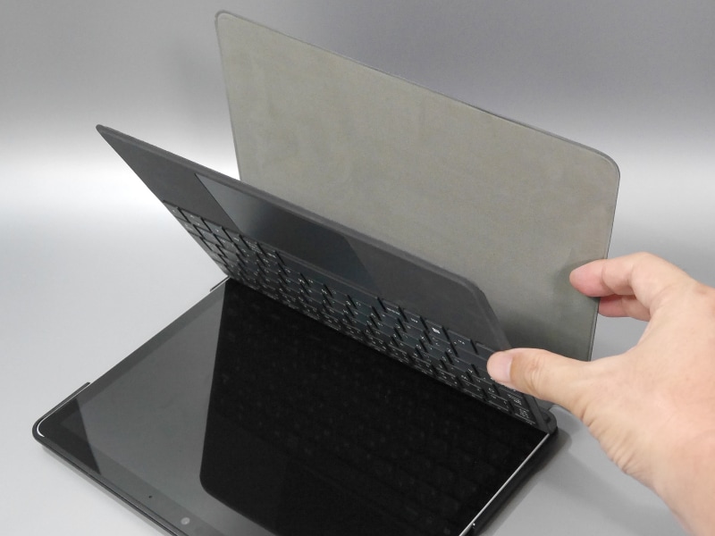 持ち歩く時はタイプカバーをさらに上から覆う形になる