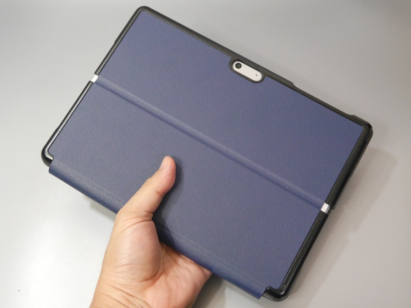 収納状態。カメラ部などは露出した状態になる。Surface Penを取り付けることも可能