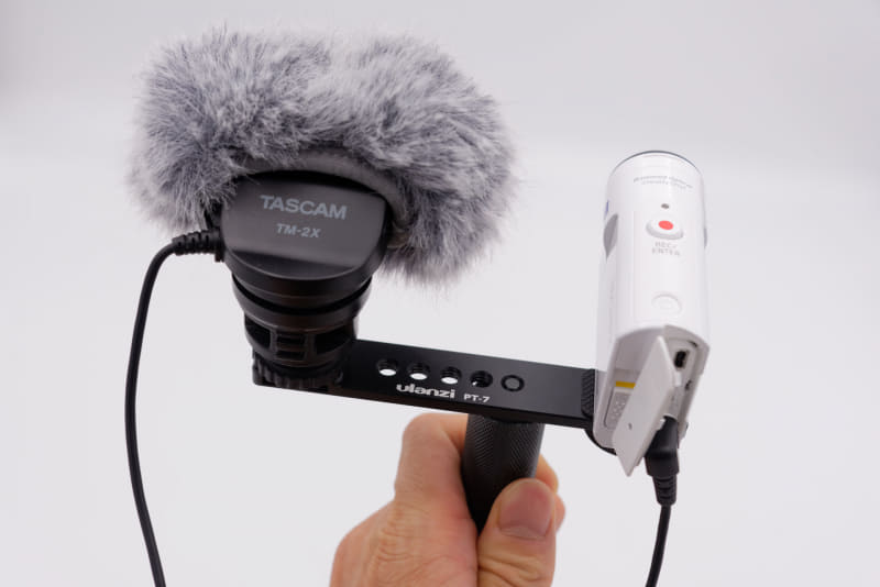 ブラケットでカメラとマイクなどを1まとめに