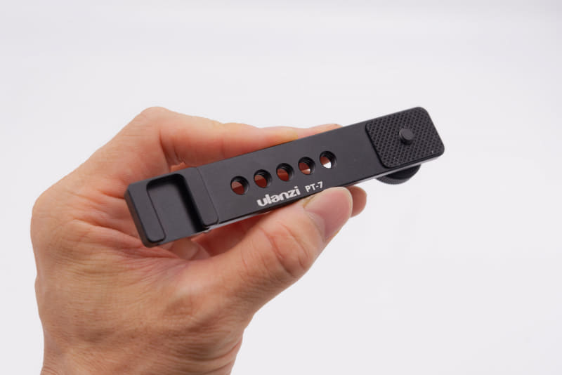 左端にアクセサリーシュー、中央に1/4インチのネジ穴、右端に1/4インチのネジと、その裏側にネジ穴がもう1つある