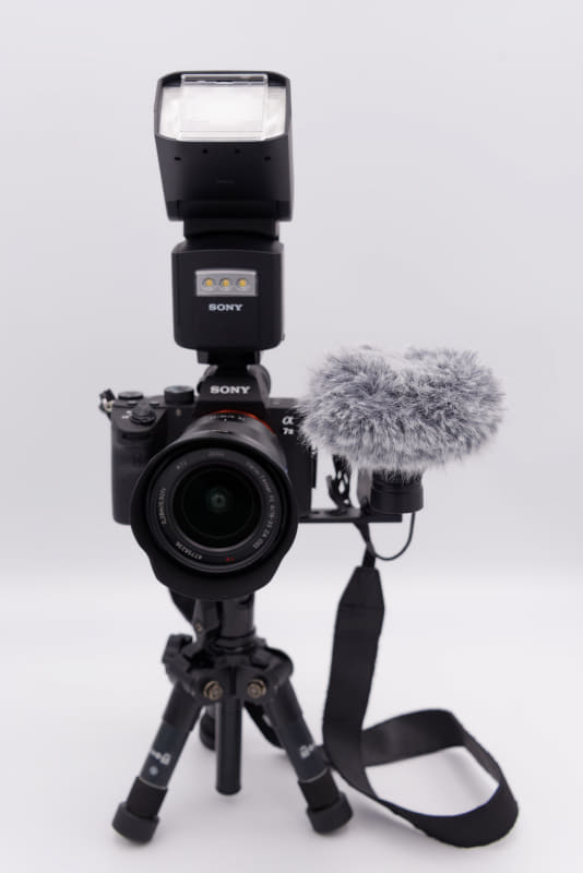 カメラ用のライトのせいで外付けマイクの取り付け場所がないような場合にも活躍。リグよりもずっと控え目