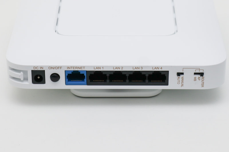 入出力は基本的にLANケーブルのみ。USBポートはない