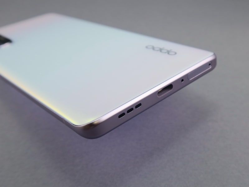 下部にはUSB Type-C外部接続端子を備える。すぐ隣にSIMカードスロットがあるが、トレイ部分にピンを挿して、取り出す。外部接続端子とSIMカードトレイの間の穴（おそらくマイク）に間違ってピンを挿さないように注意したい