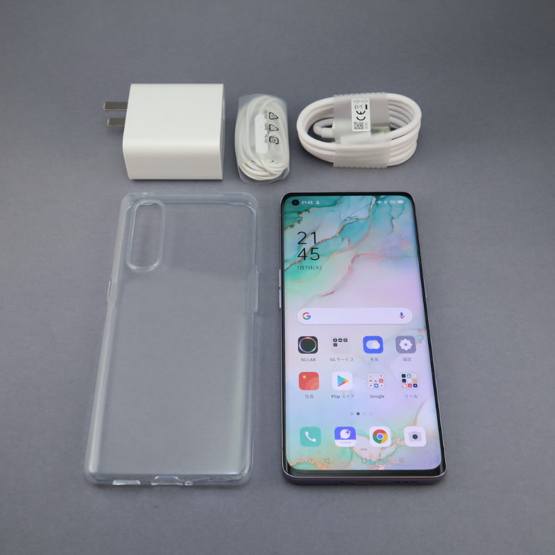 パッケージにはクリアタイプのカバー、ACアダプタ、USBケーブル、イヤホンが同梱される