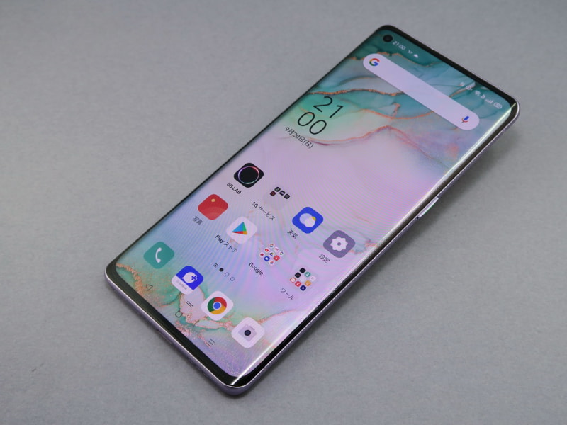 ソフトバンク／オッポジャパン「OPPO Reno3 5G」、約159mm（高さ）×72mm（幅）×7.7mm（厚さ）、約171g（重量）、ミスティホワイト（写真）をラインアップ