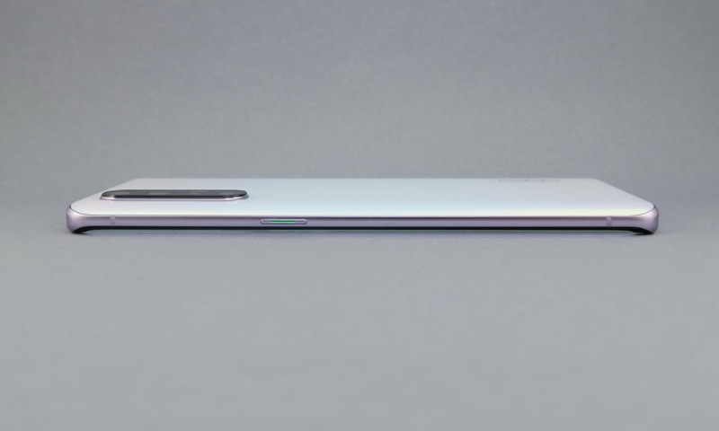右側面は電源キーのみを備える。カメラ部の突起はあまり大きくない