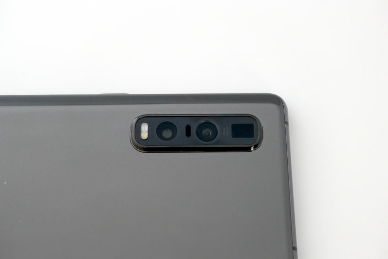 横向きにした場合、左からメイン、超広角、望遠の順に並ぶ