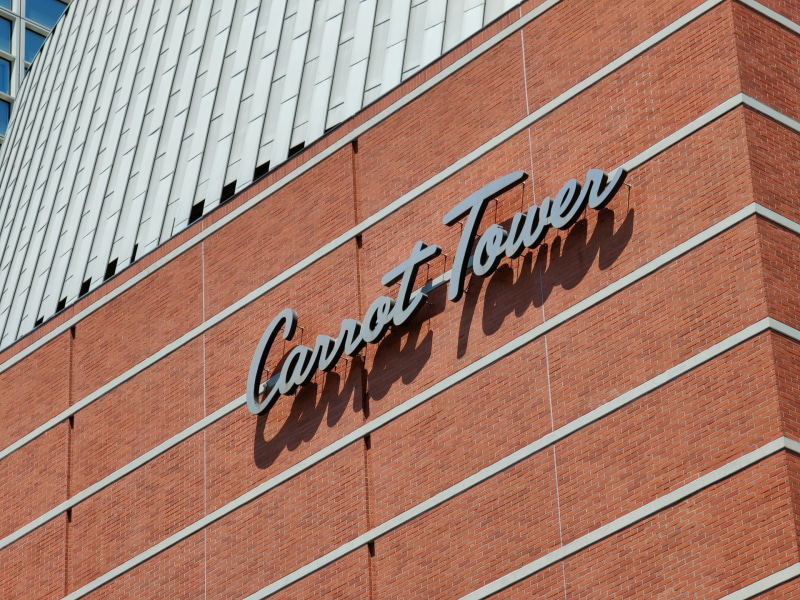 望遠（5x）で撮影。看板はもちろん、レンガの形状までクッキリ