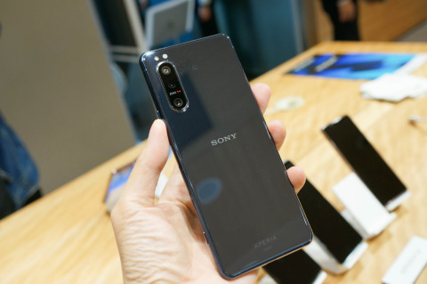 au、Xperia 5 IIを発売――5G対応、ZEISS製3眼レンズを搭載 - ケータイ Watch