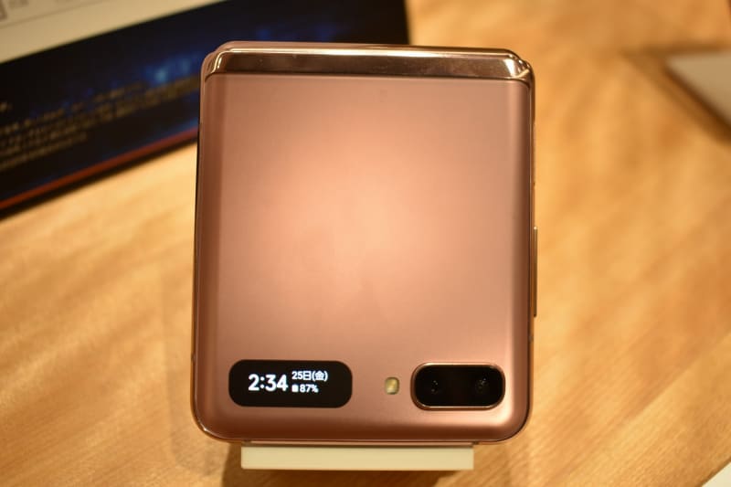 カメラ横の液晶は、本体を閉じたときに時刻や通知を確認できる（左）ほか、電源ボタン2度押しでアウトカメラで自撮りすることもできる（右）