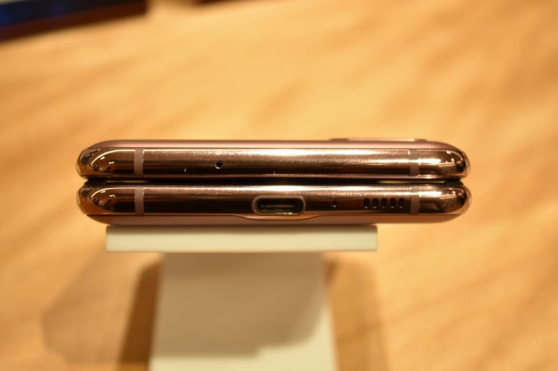 ヒンジ部分にはギャラクシーロゴ