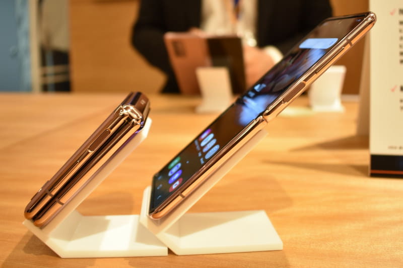 ヒンジ部分にはギャラクシーロゴ