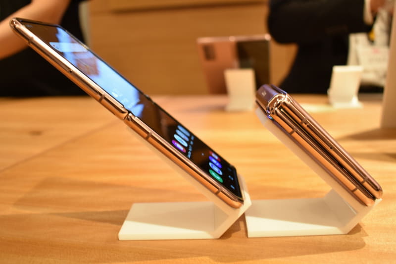 ヒンジ部分にはギャラクシーロゴ