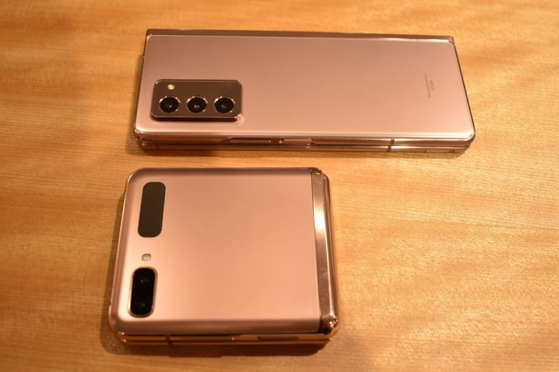 「Galaxy Z Flip 5G」（左下）と「Galaxy Z Fold2 5G」（右上）