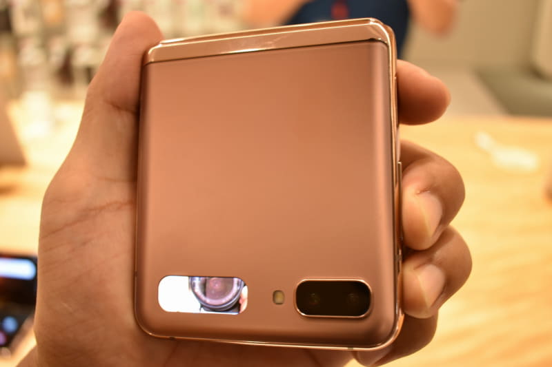 カメラ横の液晶は、本体を閉じたときに時刻や通知を確認できる（左）ほか、電源ボタン2度押しでアウトカメラで自撮りすることもできる（右）