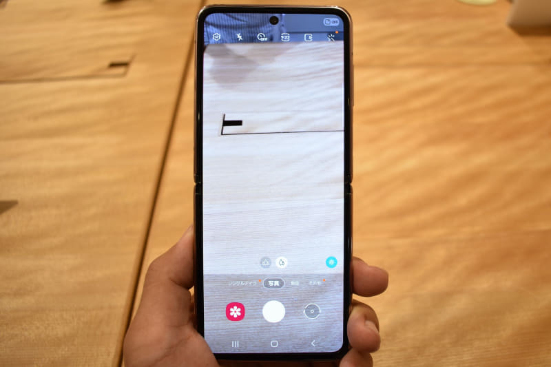 カメラアプリ（右）。対応するアプリでは、曲げた状態で机などに置くと使いやすい画面に切り替わる（左）