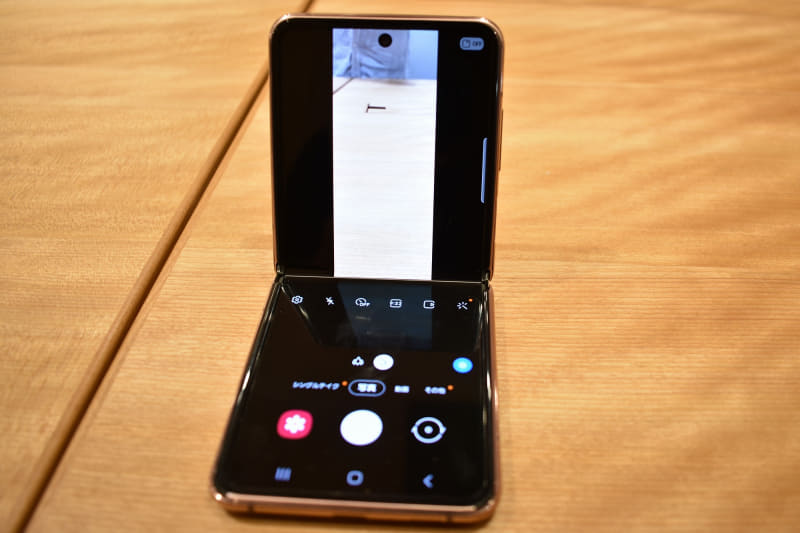 カメラアプリ（右）。対応するアプリでは、曲げた状態で机などに置くと使いやすい画面に切り替わる（左）