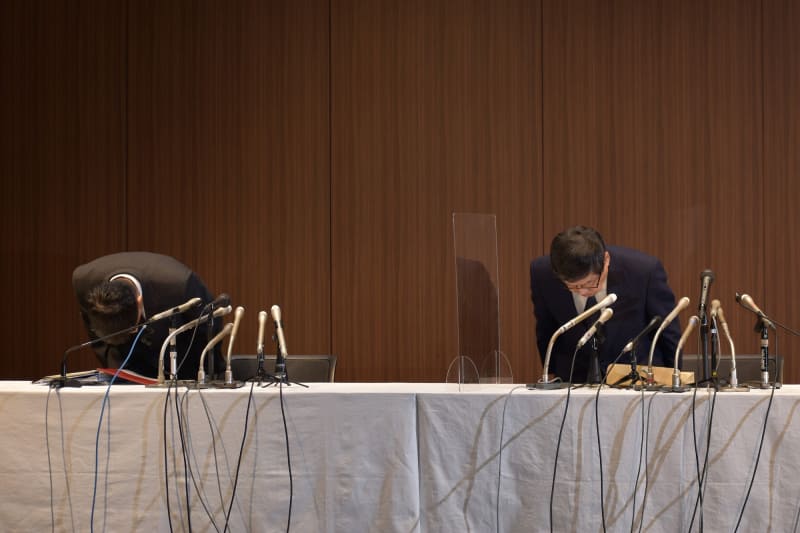 頭を下げる同行取締役兼代表執行役副社長の田中 進氏（左）と取締役兼代表執行役社長の池田 憲人氏（右）