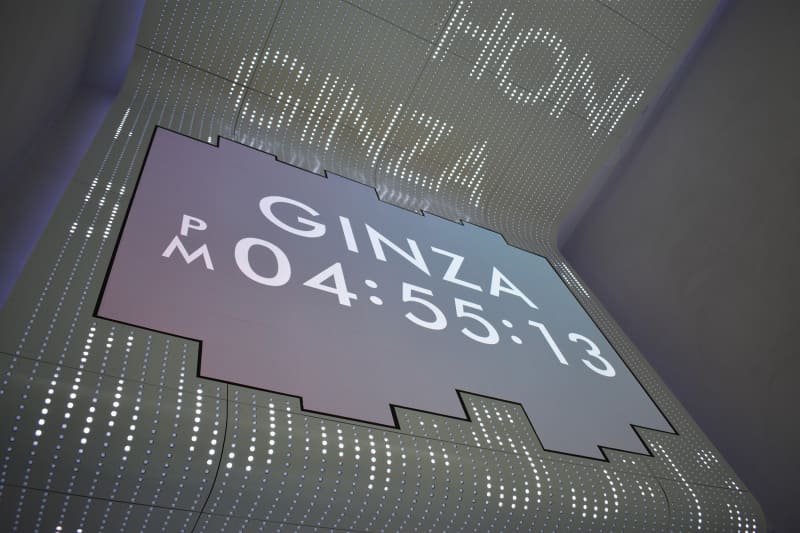 16時56分の時報演出。演出は外壁に続いている