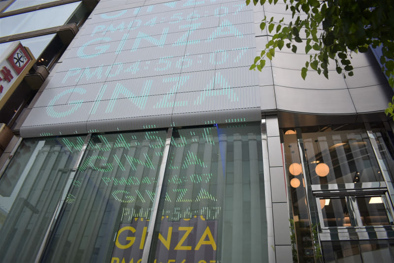 16時56分の時報演出。演出は外壁に続いている