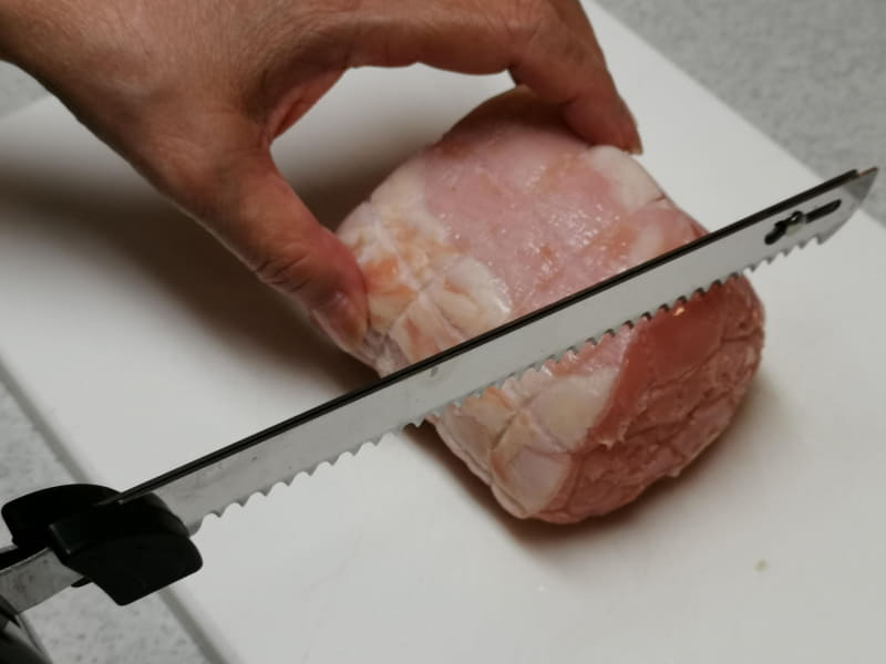 まずはお中元に頂いたハムのブロックを切ってみた