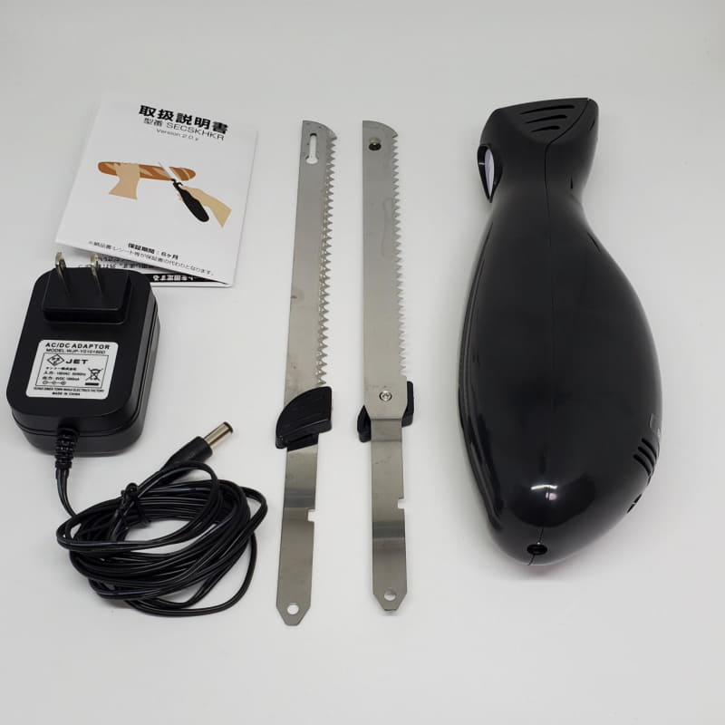 同梱品は、黒い包丁の柄（本体）、専用2枚組刃（ブレード）、専用ACアダプターと取説の全部で4点