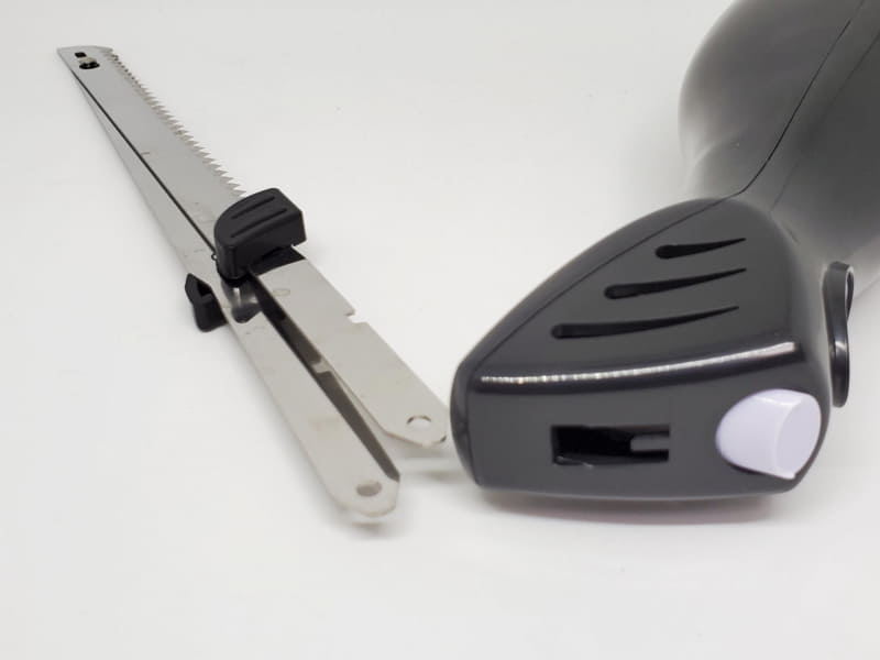 2枚の刃を組み合わせて本体に差し込んでロックを確認する