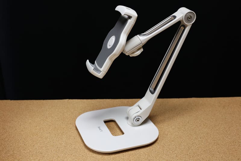 左がサンワサプライの「iPad・タブレットアームスタンド 100-LATAB013W」で、サンワダイレクト税込直販価格は3980円。2関節式で背が低いが安定感は十分。右はAmazonにて購入したZenCTブランドの「タブレットスタンド」で、4099円だった。3関節式で端末位置の自由度がより高い