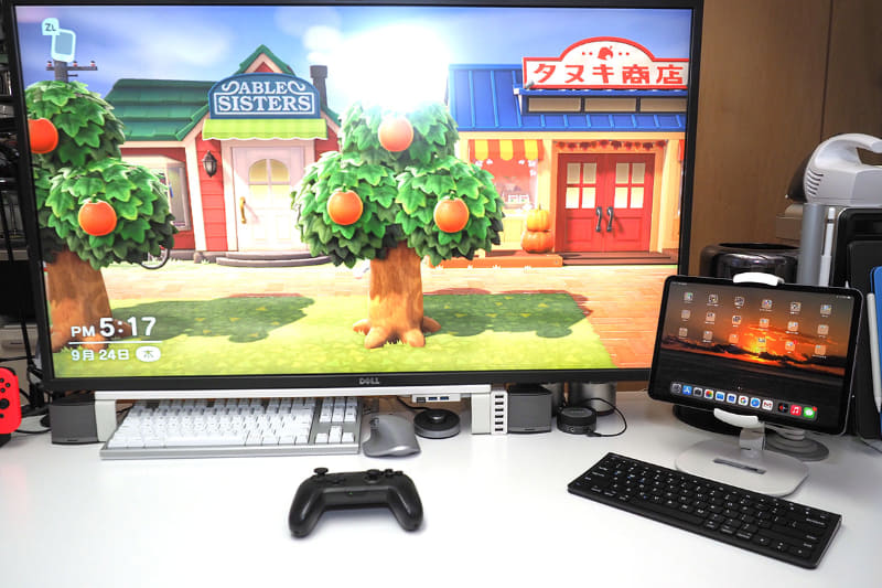 2関節式のサンワサプライ「iPad・タブレットアームスタンド 100-LATAB013W」に11インチiPad Proをセットして机上に設置した様子。キーボードはサンワサプライ「<a href="https://direct.sanwa.co.jp/ItemPage/400-SKB065E" class="strong bn" target="_blank">Bluetoothキーボード 400-SKB065E</a>」