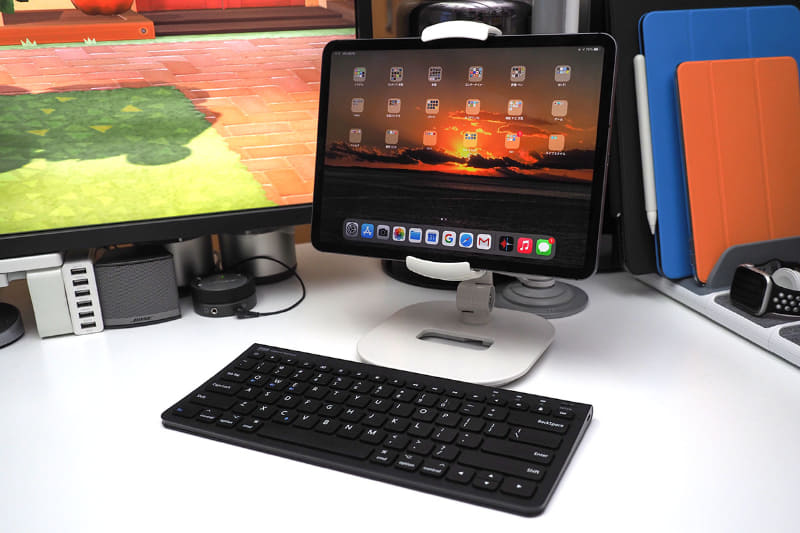 2関節式のサンワサプライ「iPad・タブレットアームスタンド 100-LATAB013W」に11インチiPad Proをセットして机上に設置した様子。キーボードはサンワサプライ「<a href="https://direct.sanwa.co.jp/ItemPage/400-SKB065E" class="strong bn" target="_blank">Bluetoothキーボード 400-SKB065E</a>」