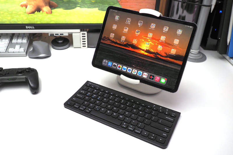 使用時はスタンドのアーム部あたりを握って手前に移動させたりする。iPadはスタンドにしっかり固定されているので、スタンドごと移動しても不安感はない。縦向きにもできる