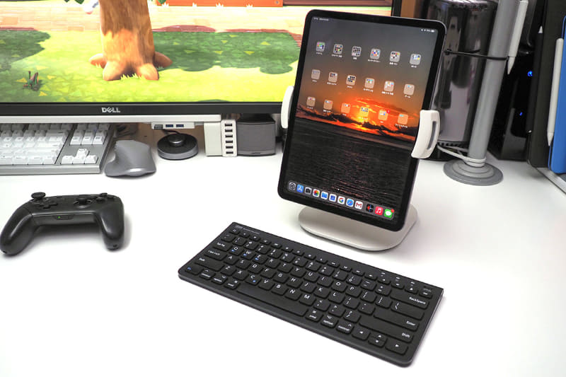 使用時はスタンドのアーム部あたりを握って手前に移動させたりする。iPadはスタンドにしっかり固定されているので、スタンドごと移動しても不安感はない。縦向きにもできる