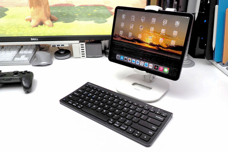 3関節式のZenCT「タブレットスタンド」を使って設置した様子。iPad画面位置の高さ調節の自由度が高い