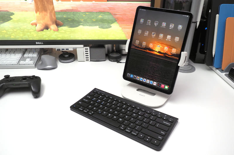 縦向きにもでき、高さもかなり上げられる。タブレット端末でのビデオ会議に使う場合、タブレット端末のカメラ位置をユーザーの目の高さへと容易に合わせられるだろう