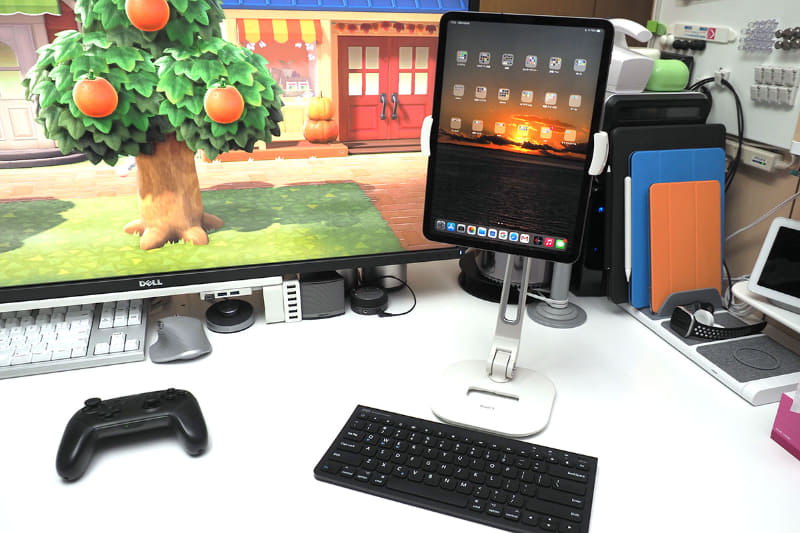 縦向きにもでき、高さもかなり上げられる。タブレット端末でのビデオ会議に使う場合、タブレット端末のカメラ位置をユーザーの目の高さへと容易に合わせられるだろう