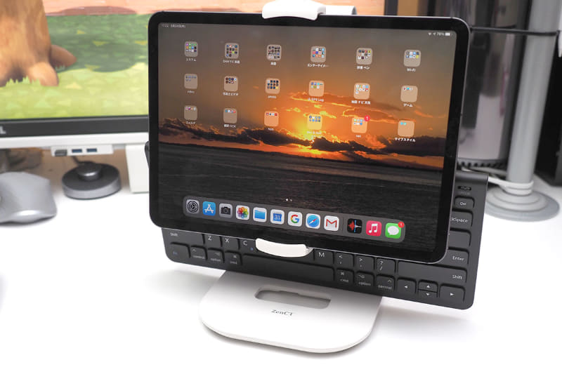 これは両方のスタンドに共通することだが、スタンド下にキーボードを置くことができる。また、右写真のようにタブレット裏/アーム下にキーボード（奥行き13cm程度のもの）を立てかけることもできる。台座周辺の隙間からケーブルを通すこともでき、いろいろな面でスッキリと使える