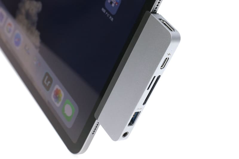HYPERの「HyperDrive iPad Pro 6-in-1 USB-C Hub」。USB Type-C接続の多機能USBハブで、4K HDMI、USB Type-C、microSD、SDカードスロット、USB-A、3.5mmオーディオジャックを実装する。USB Type-Cポートからの給電や充電も可能。同梱のアダプターを使えばパソコン用の汎用USBハブとしても使用可能