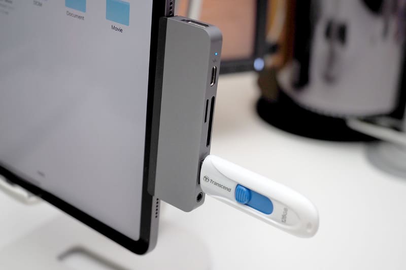 一般的なUSBメモリーをセット。右は、USBメモリーに入っていたPDFファイルを、iPadOSのファイルアプリで開いた様子。各種ファイルをパソコンに近い感覚で閲覧できて便利っス!!!