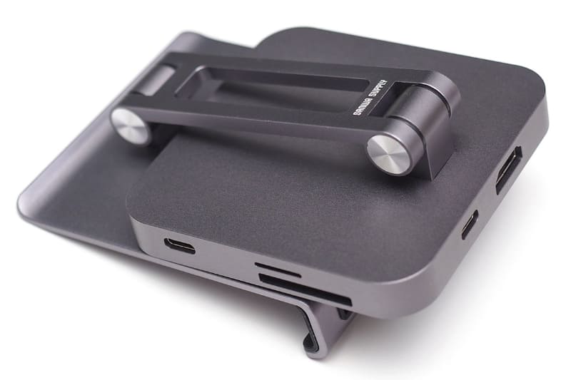 コンパクトなスタンド＆USBハブだが、11インチiPad Proを安定的に支えられる。机上もスッキリして好印象。折りたたむと、123×85×24mmというサイズになり、出張などに携行するのも現実的