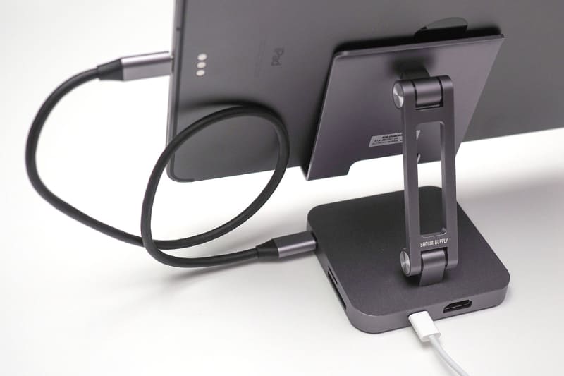 台座後方のUSB Type-Cポートに電源をつなぎ、台座横にあるアップストリーム用USB Type-Cポートに端末をつなぐと、端末でUSBハブ機能を使いつつ端末への充電が可能。なのだが、正しく接続して充電しようとしても、iPadなどの場合は“充電停止中”の表示がなされてしまう