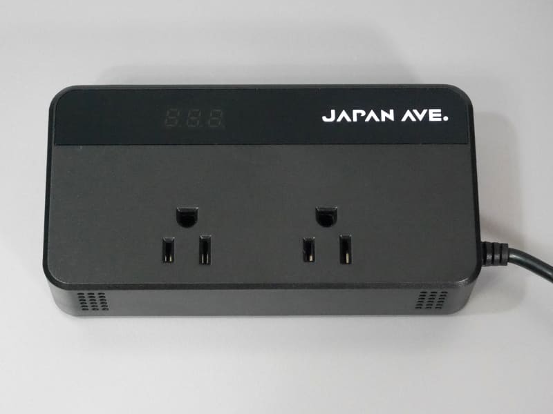 コンセント2個口を搭載。トータル200Wの範囲内で家電製品の充電が行える