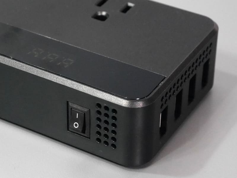 電源スイッチ。本体はファンを搭載しており、定期的に回転する