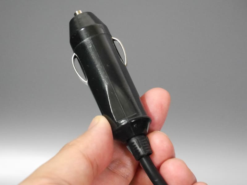 車のシガーソケットに接続して利用する