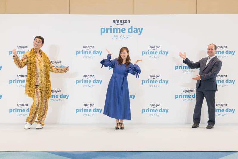 左から、ピコ太郎、藤本美貴、アマゾンジャパン ノア・ボルン氏