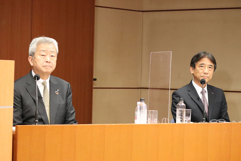 NTTの代表取締役社長 澤田 純氏（左）と、NTTドコモの代表取締役社長 吉澤 和弘氏（右）