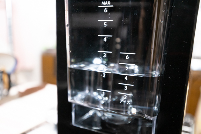 タンクにはカップ数ごとの目盛りが付いている