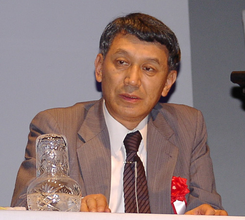 NTTドコモ初代社長の大星氏（<a href="https://k-tai.watch.impress.co.jp/cda/article/event/5336.html" class="strong b">2001年7月撮影</a>）